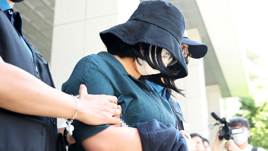 또래여성을 살해한 정유정이 2일 오전 부산 동래경찰서에서 나와 검찰로 검찰로 송치되고 있다. [연합뉴스]